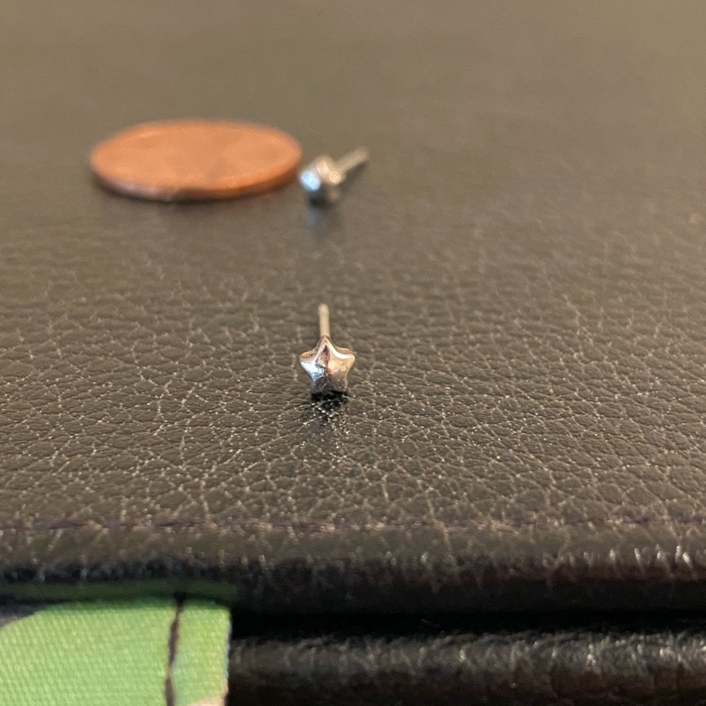 Tiny star studs - Picture 3 of 4